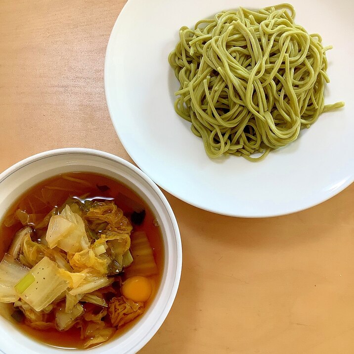 お一人様ランチにおすすめ。　茶そばのつけ麺